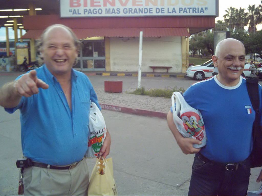 Carlos y Fernando en la Terminal de autobuses rumbo a Montevideo. 8/12/2007 (8:28 PM)