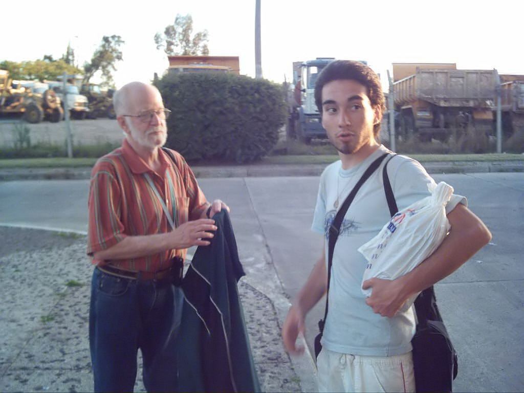 Luego de dos d�as, Hugo Bardallo se despide de Tacuaremb�, a su lado, Diego. 9/12/2007 (8:29 PM)